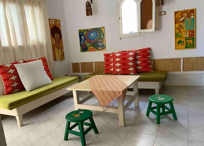 Centered Two Bedroom Flat Apartment *